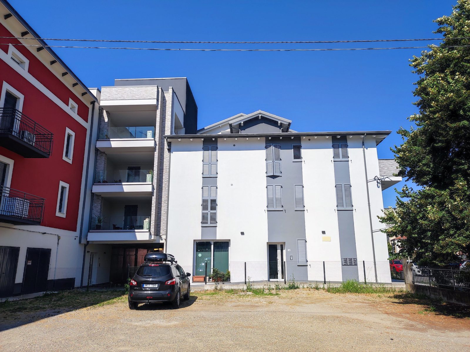 Il condominio completato nel centro di Poviglio (RE), vista sul retro