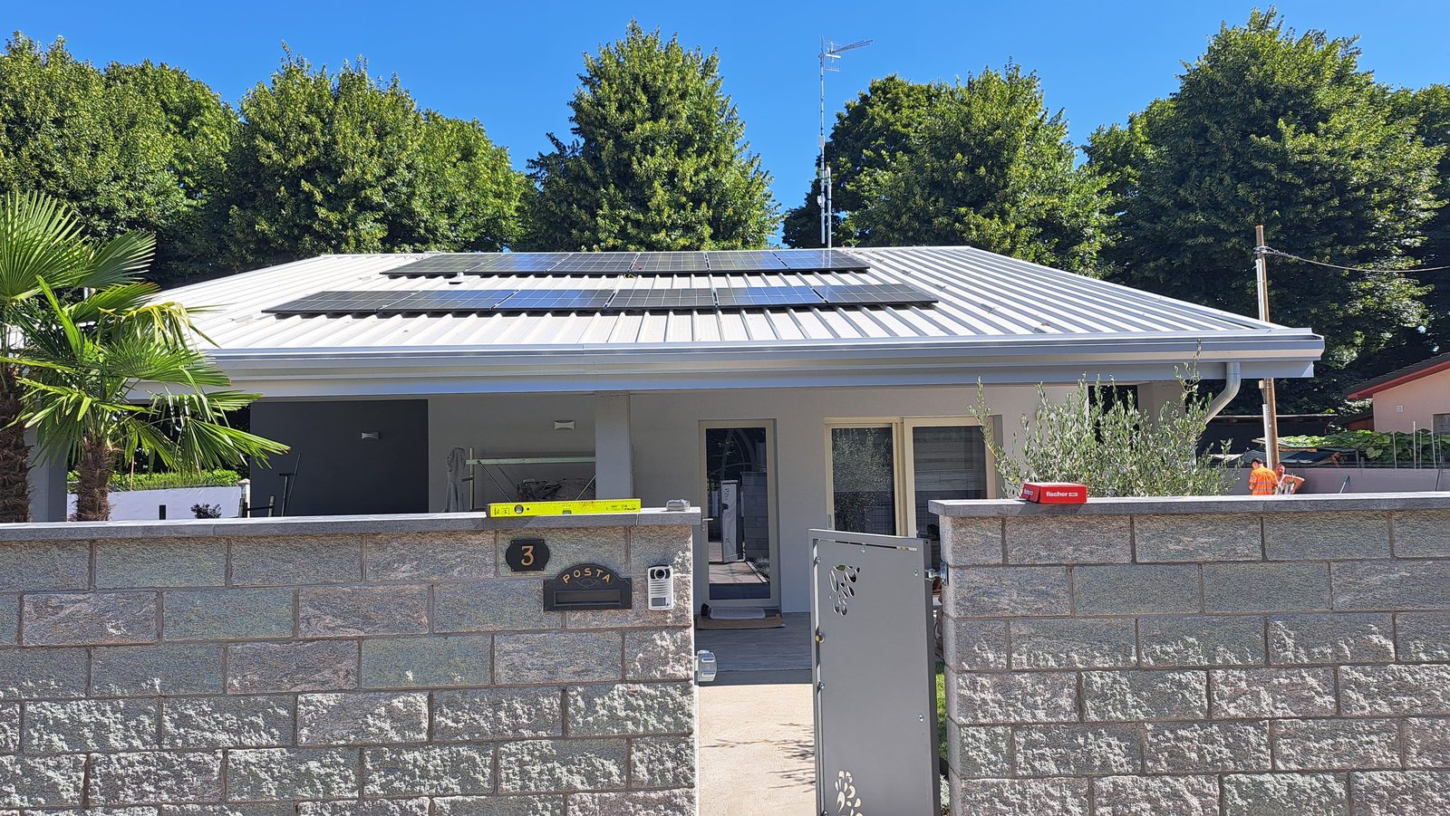 Villetta residenziale con impianto fotovoltaico in copertura