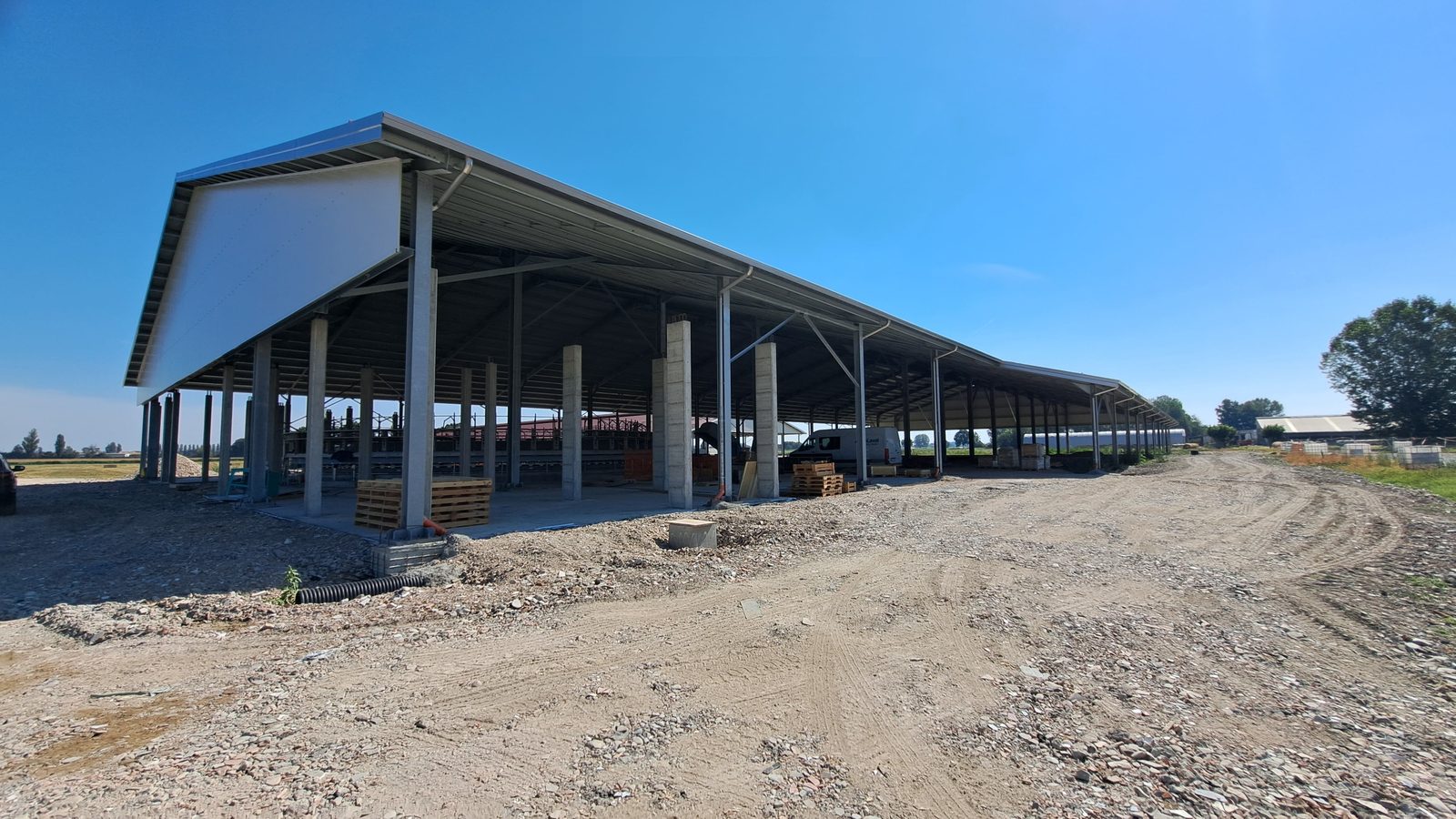 Vista laterale del capannone zootecnico in cantiere