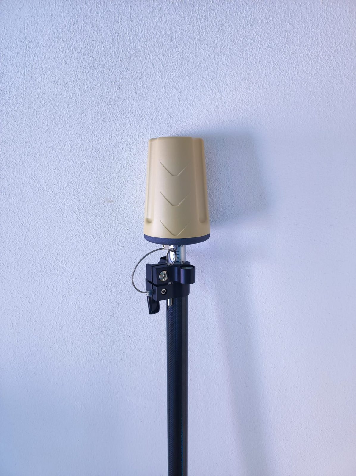 Antenna GPS RTK montata su palo in fibra di carbonio, pronta per il rilievo